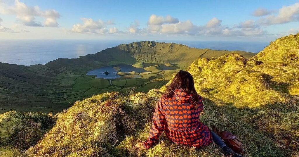 💢Gostaste do conteúdo??💢 Se sim, deixa um comentário e um like, partilha nas tuas stories e segue a conta do @azoreswhatelse Photo by @sandravindeirinho Places you must go before you die. #ilhadocorvo