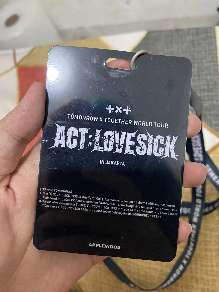 nama konser jelas, negara tempat konser jelas, gambar artis jelas, lokasi dan tanggal konser jelas, VIP DICETAK GEDE, the "soundcheck pass" sounds special, DICETAK BOLAK BALIK