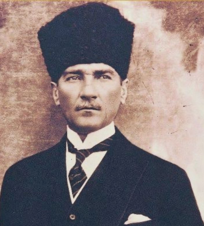 Hakkında ölüm fermanı çıkan bir asker üç yıl sonra bu cumhuriyeti kurdu vazgeçen senden namerttir…