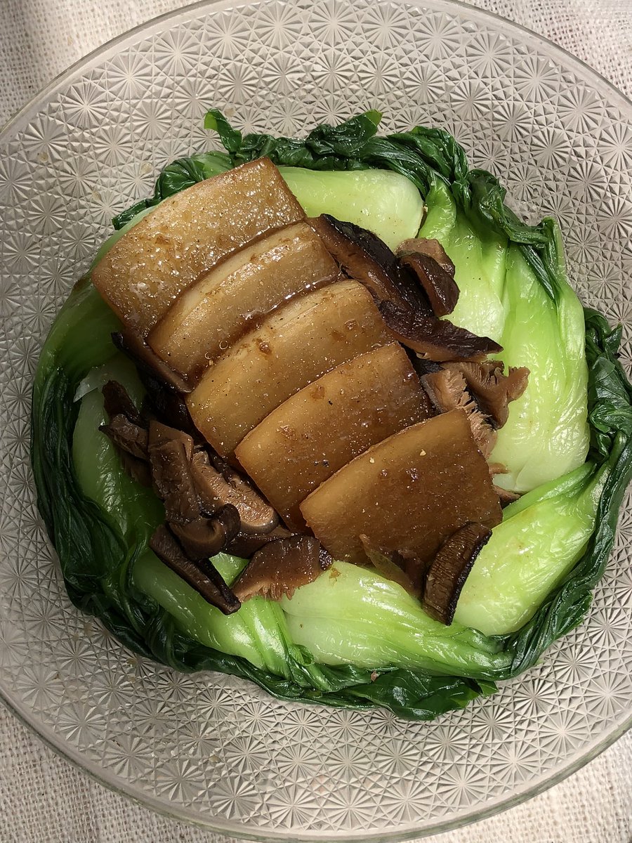 junggourmet's tweet image. 동파무

- 말린 표고 물에 불려서 네모로 썬 무, 간장2 설탕1 시나몬가루 톡, 생강 1/2t 넣고 5분 끓임
- 불 줄이고 뚜껑 닫고 5분 졸이다가 들기름 한 바퀴
- 데친 청경채 깔고 표고, 무 올려주면 완성

15분도 안 걸림. 무조림이랑은 다른 맛.
밥이랑 같이 념념 긋🍚