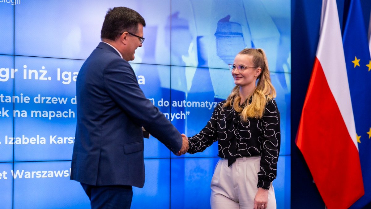 MRiTGOVPL's tweet photo. Wiceminister @PiotrUscinski wręczył nagrody w konkursie #MRiT na najlepsze prace dyplomowe, rozprawy doktorskie, publikacje oraz innowacyjne rozwiązania w dziedzinie geoinformacji. - To dziedzina ważna dla rozwoju gospodarki oraz obronności i bezpieczeństwa kraju - powiedział. https://t.co/hVUCMObIYy