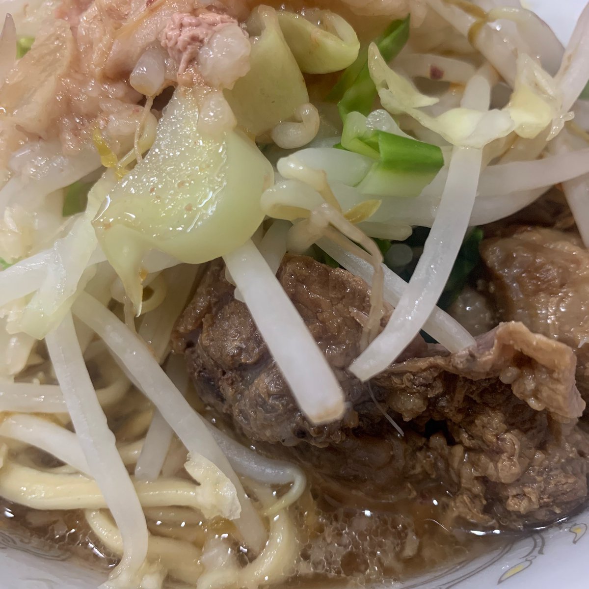 foxjpmovie's tweet photo. ってことで、ひさびっさにらあめん食べまた！

本日お邪魔したお店は…
らあめん二郎 生田駅前店さんでございまAs。

生田二郎！気になってましていたのでつい我慢できずにいただきに行ってしまったという経緯がございました！

ちやしうの味の染み込みと小麦の道と線が恐ろしMADマッチｯ！
刺激的ｯ！ https://t.co/aSiyM3Rmor
