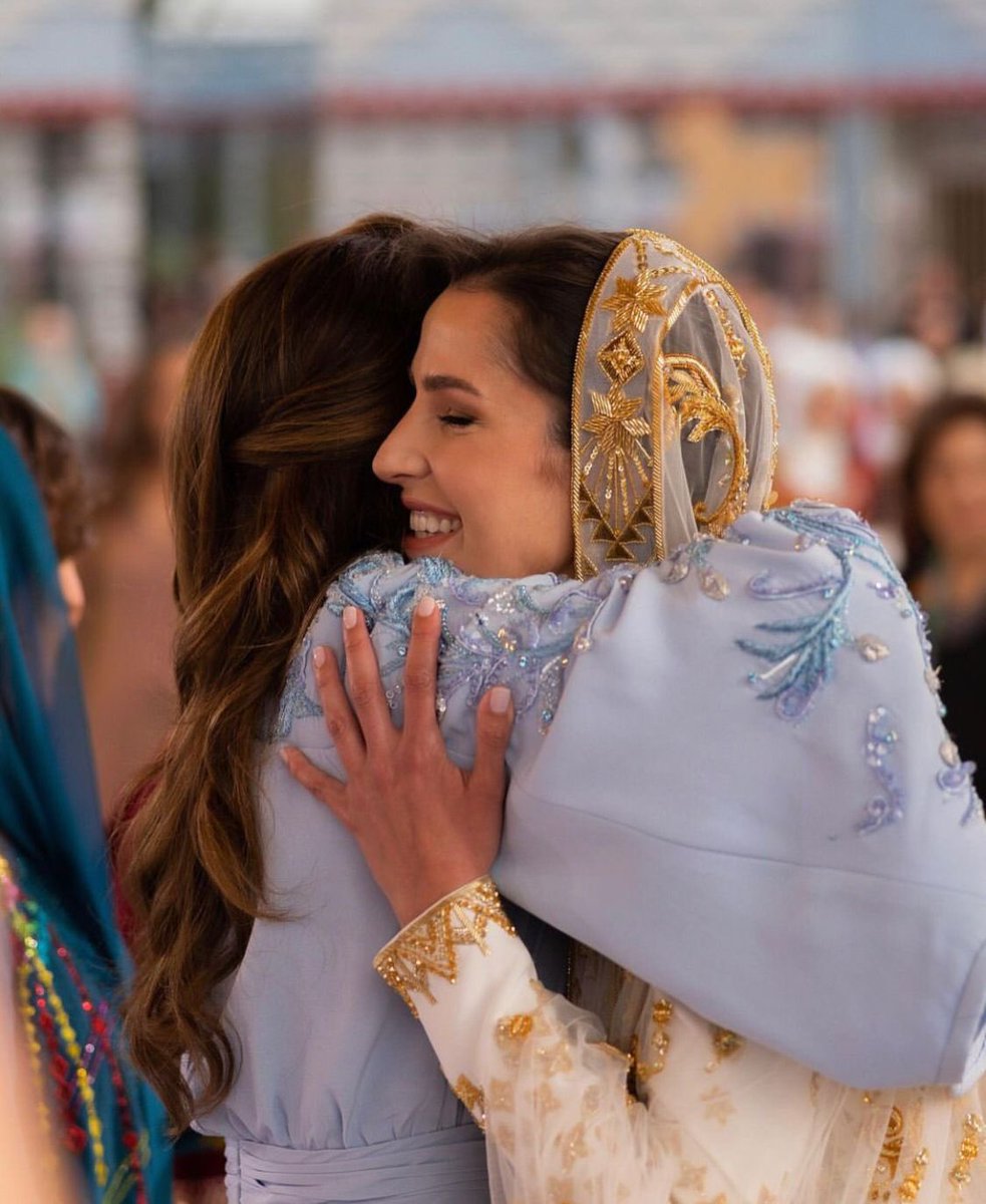ReemAlbassam's tweet photo. جميل جداً ازدياد التوجه لإدخال ملابسنا التقليدية الجميلة في أزياء المناسبات.

في الصور، طرحة الرأس لـ "رجوة آل سيف" مستوحاة من الثوب النجدي في طريقة رفع الأكمام على الرأس🤍، وأعتقد بعض زخارف الزهور على قماش الطرحة تذكّرنا بزخارف الثوب في الحجاز.
وهو من تصميم المبدعة "هنيدة صيرفي" https://t.co/hCA7uyEqZo
