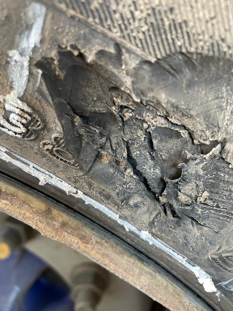 HGV inspected by the team🚔 

Damaged tyres, another worn below the legal limit of 1mm tread depth & several other issues❌

Removed from the road network until repaired🚫

Some defects would have been spotted with an adequate #WalkAroundCheck🔦

Advice⬇️

gov.uk/guidance/carry…