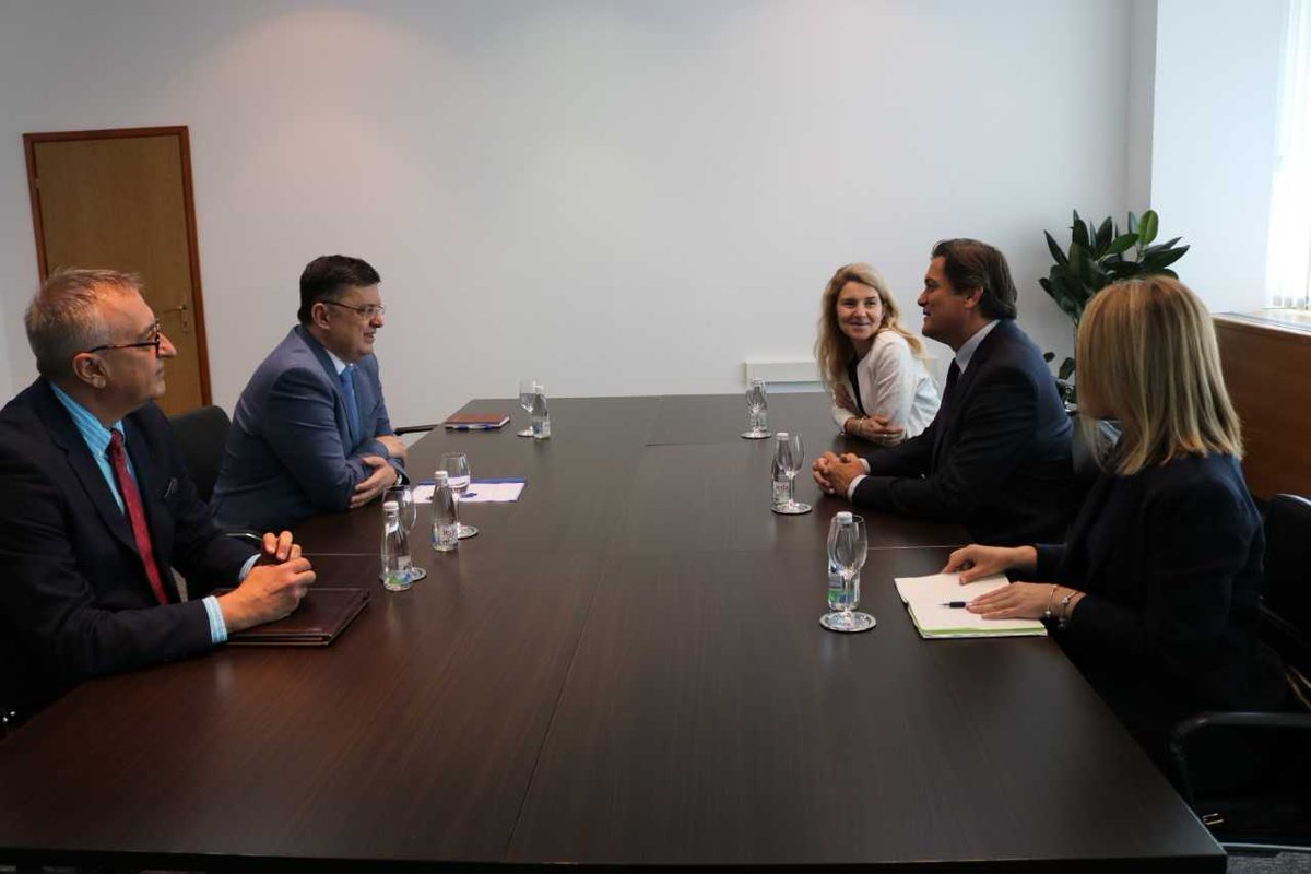 Министар финансија и трезора БиХ др Зоран Тегелтија разгговарао данас са шефом Канцеларије Свјетске банке у БиХ Кристофером Шелдоном о реализацији нових пројеката. Бише на: mft.gov.ba/Publication/Re…