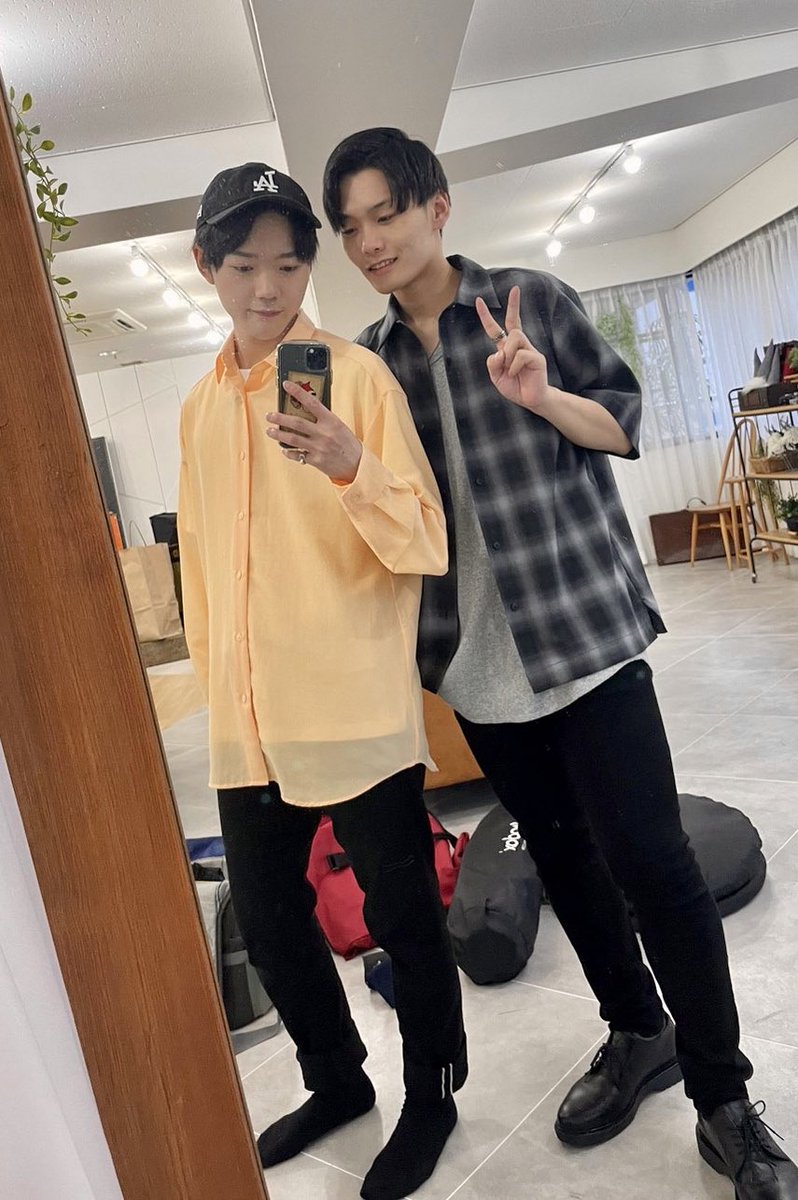 GPX_OandO's tweet photo. こんばんは〜！(^^)
先日のみゅうきとのツーショットです📸
服装も髪型も打ち合わせ無しで被ること多すぎて、最近は会���度に誰かに兄弟？って言われる笑😂

僕達二人が揃うと天然×天然で会話の収集つかなくて困ってる笑🙄
我々、前世兄弟説。🤔
 #テアトルアカデミー
 #GPXJapan
 #oandoo
 #りょうた🧡 https://t.co/TAe2WfxRGD