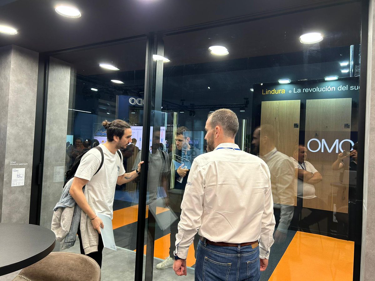 DOMObyINDALSU's tweet photo. Os invitamos a pasar por nuestro stand en @ConstrumatBCN donde estamos presentando nuestras #novedades.
La corredera #DOMO155RTHO está dejando impresionados a los visitantes, es la primera de grandes dimensiones y de hoja oculta con seguridad de cierre automático.
#Construmat https://t.co/zJS00wNsJ7