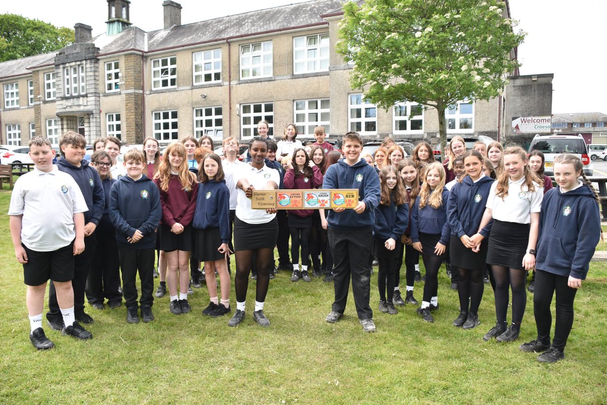 Many congratulations to @gowertonschool on achieving the gold Siarter Iaith award for encouraging pupils, staff and the wider community to speak Welsh more often both inside and outside the classroom.

swansea.gov.uk/GowertonSiarte…
