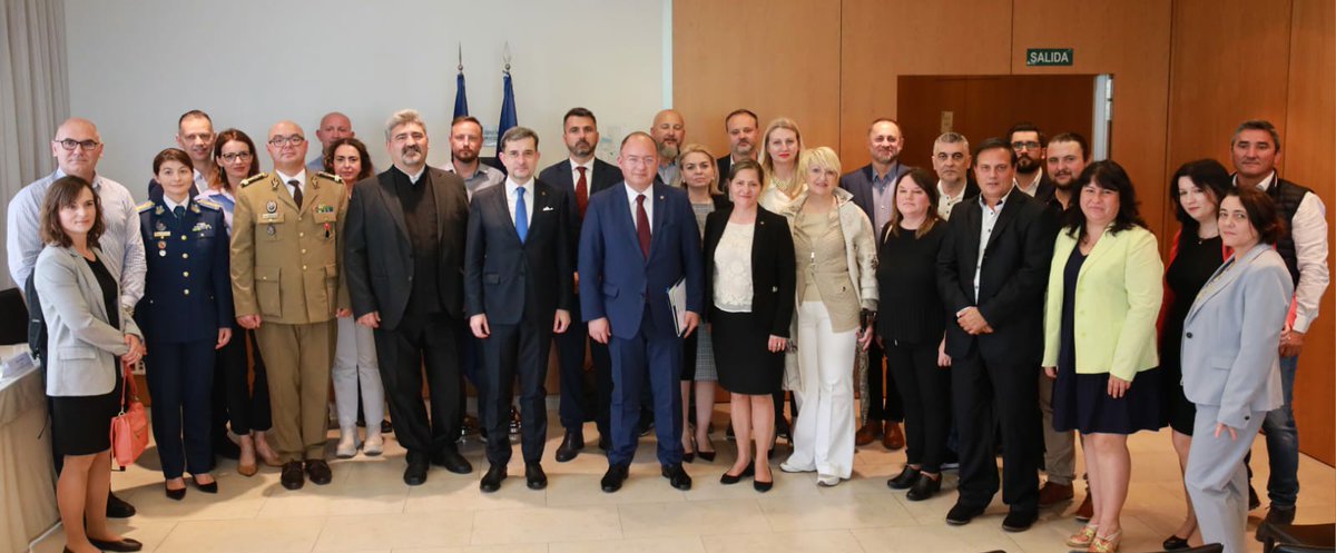 BogdanAurescu's tweet image. Bucuros&amp;amp;onorat să mă întâlnesc în #Valencia cu reprezentanți ai comunității 🇷🇴 din #Spania.Am discutat despre valoarea adăugată a com.românești pt relația RO-ES,demersurile concrete pe care le-am făcut pt rezolvarea pbei dublei cetățenii,aspecte consulare &amp;amp; sprijinul @MAERomania.