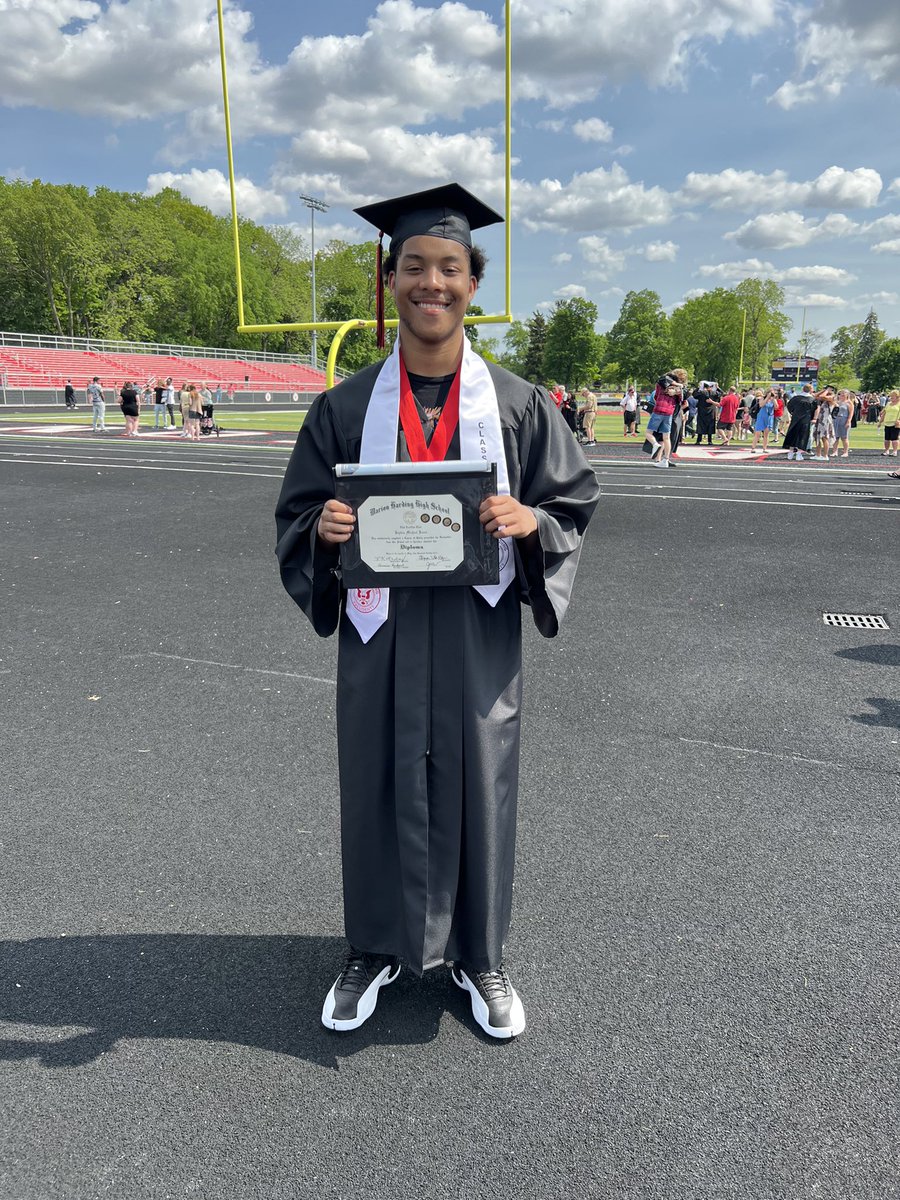 hiddengemsbball's tweet image. #Graduation #EmptyNest #3for3