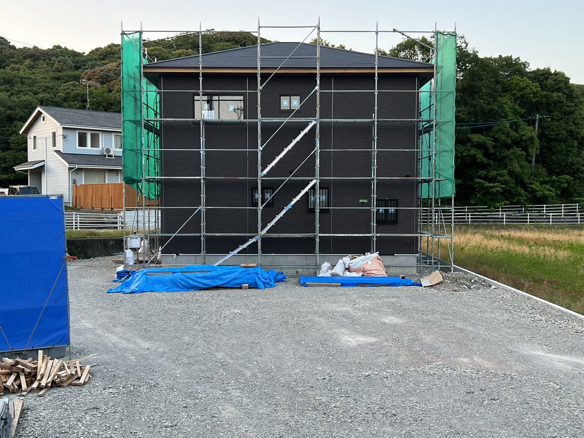 bisoujp's tweet photo. 実家の工事すっかり忘れてた

庭デカすぎやろ
入り口の裏にもおんなじ広さあるし
プレハブ立てて事務所移転しよか😇

みんなで力合わせれば家建てれるまできた😹
業者知り合い同級生ですべて完結。 https://t.co/yQlpYgQZQn