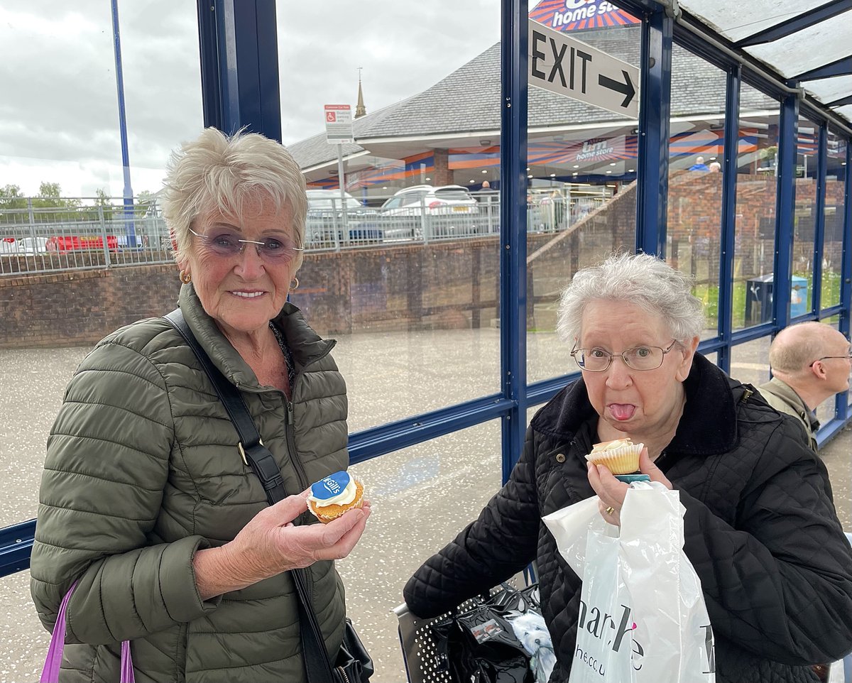 It’s Scottish Bus Week!🚍 Today we’re out in the Inverclyde and Renfrewshire area with cupcakes🧁 #ScottishBusWeek #ChooseBus @lovemybus_ 

Next stop Paisley🚏
