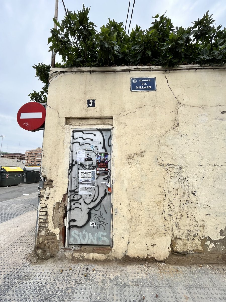 MariaAlejandraM's tweet photo. Están “reparando” y a la vez dejando todo hecho un desastre. Las personas con discapacidad y personas mayores se pueden hacer daño caminando por estas calles. Es una irresponsabilidad dejar estos trabajos así en el Cabanyal. #valencia #cabañal #cabanyal @AjuntamentVLC https://t.co/TLltpxKFsz