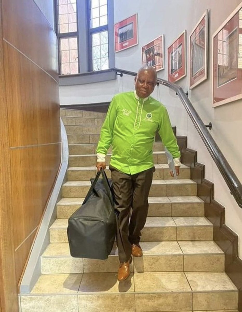MzwaneleManyi's tweet photo. A rare picture of Mashaba going to meet Mashele. https://t.co/eAgkeswbkc