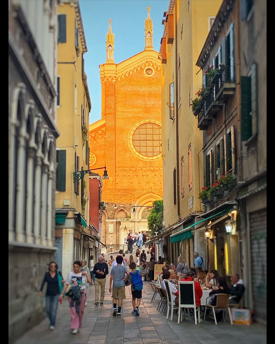 The importance of taking a moment to walk in the beauty 🦁❤️

#venise #venezia #venice #venecia #venedig #venetië #veneza  #ונציה #베네치아 #ヴェネツィア #威尼斯  #veneziaperimmagini #veneziadavivere #veneziacityitaly #veneziaautentica  #streetphotography