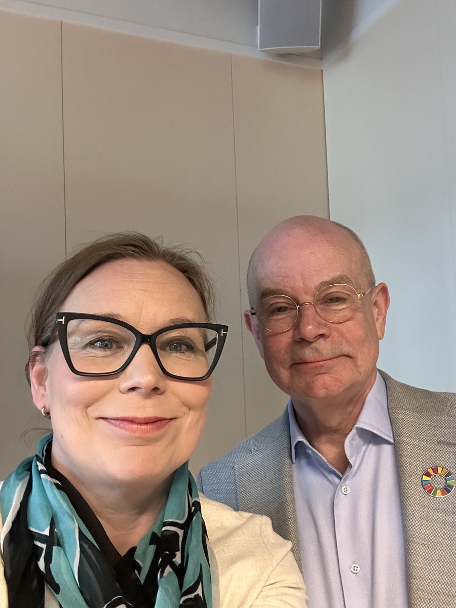 Diversiteetti teemana kansainvälisen strategisen neuvottelukunnan ja ⁦<a href="/TomBohling/">Tom Böhling</a>⁩ kanssa ⁦<a href="/helsinkiuni/">University of Helsinki</a>⁩. Yhteisöllisyys on yksi arvoistamme ja edistämme mm. antirasismia, saavutettavuutta, inklusiivista toimintakulttuuria #WeAreHelsinkiUni #yhteisö #yhdenvertaisuus