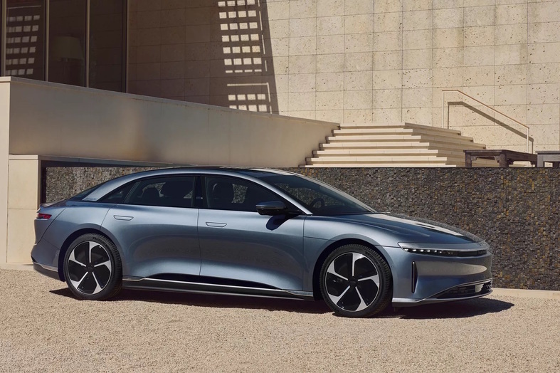 MotorZeitung's tweet photo. Lucid Air: Zwei neue Varianten  - Einstiegspreis halbiert https://t.co/XcNbexlwQJ https://t.co/26vTf2ikE4