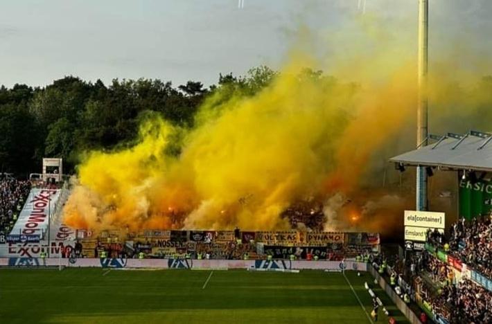SvenDresden94's tweet photo. #Meppen 22.05.2023
Meppen vs Dresden
#SVMSGD #SGD1953 #DYNAMODRESDEN #ULTRASDYNAMO #MEPPEN #PYROTECHNIK https://t.co/Rswr4tDMYH