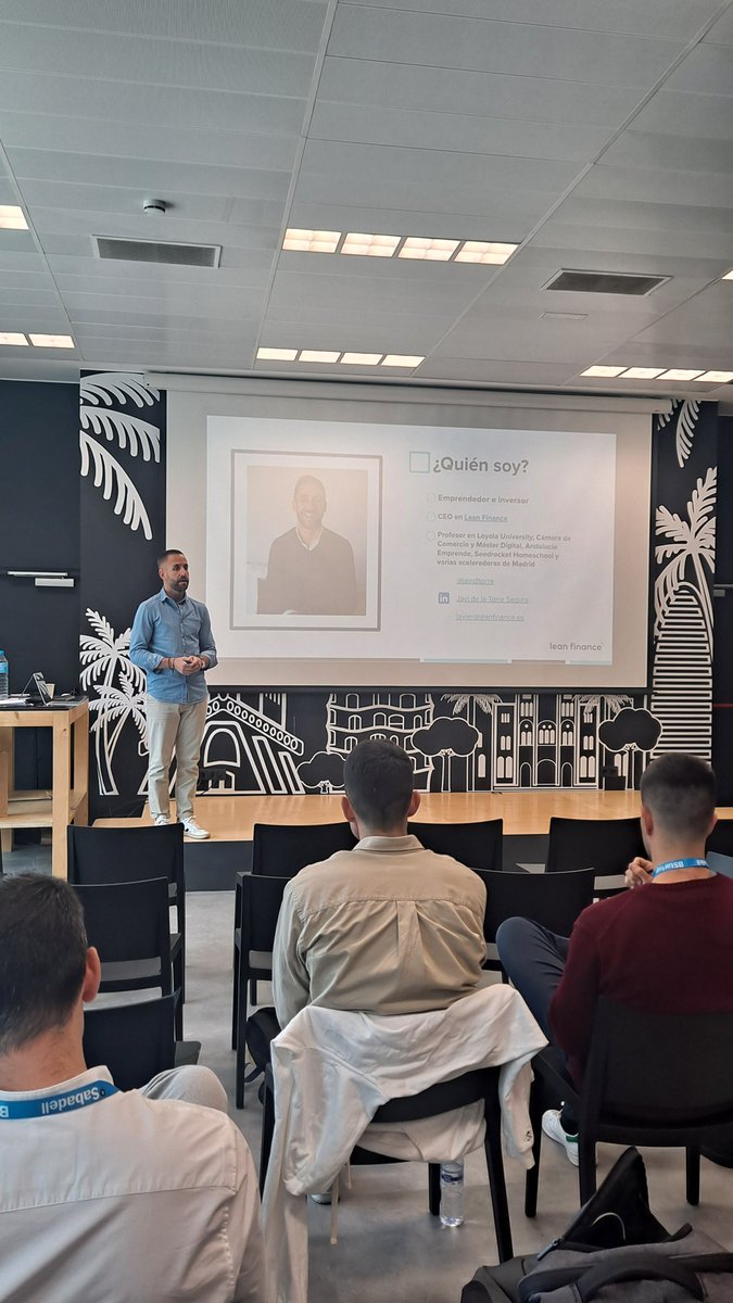 seedrocket's tweet photo. Después de un pequeño "Coffee Break"☕️, damos paso al workshop sobre 🏦 #finanzas de la mano y experiencia de @javidltorre de #LeanFinance. Partner que ofrece apoyo financiero a las #startups finalistas 🚀 #SeedRocketCampus https://t.co/0v4BFxZpEq