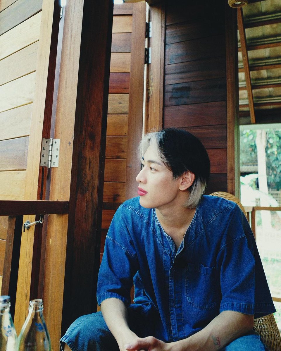 BeWith_BamBam's tweet photo. น้องแบมคือได้ใส่เสื้อหม้อฮ่อมบ่อยมาก เอาจริงๆไม่คิดว่าน้องจะได้มาใส่ผ้าของทางเหนืออย่างหม้อฮ่อมเลย แต่น้องคือใส่มา 3 ครั้งแล้วอ่ะ ฮืออออ กร๊าวอกกร๊าวใจ หล่อ น่าฮักขนาดเลย 😍😍😍😍❤️❤️❤️❤️ #BamBam @BamBam1A https://t.co/IOdzyULAlG