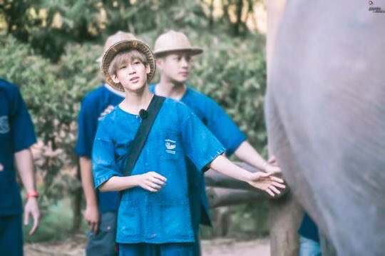 BeWith_BamBam's tweet photo. น้องแบมคือได้ใส่เสื้อหม้อฮ่อมบ่อยมาก เอาจริงๆไม่คิดว่าน้องจะได้มาใส่ผ้าของทางเหนืออย่างหม้อฮ่อมเลย แต่น้องคือใส่มา 3 ครั้งแล้วอ่ะ ฮืออออ กร๊าวอกกร๊าวใจ หล่อ น่าฮักขนาดเลย 😍😍😍😍❤️❤️❤️❤️ #BamBam @BamBam1A https://t.co/IOdzyULAlG