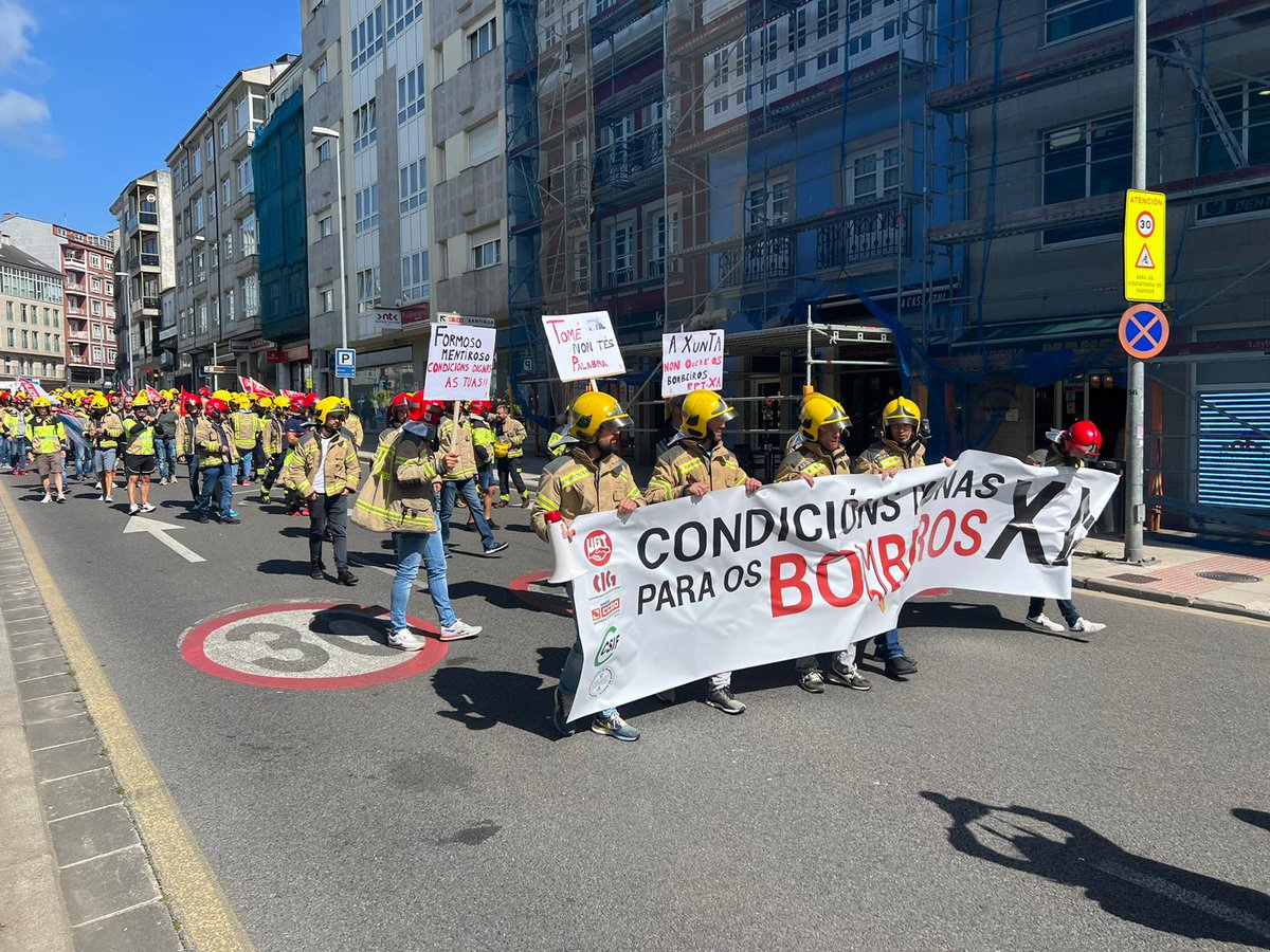 UnionCCOO_Lugo's tweet photo. 🔴 Hoxe concentraronse en Lugo o Consorcio Provincial de Bombeiros. Por unhas condicións dignas. https://t.co/Ea8lIOBDZd