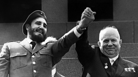 @EVilluendasC Se fue invicto nuestro #FidelPorSiempre 
Merecida  condecoración de  Héroe  de la URSS.
#CubaViveEnSuHistoria