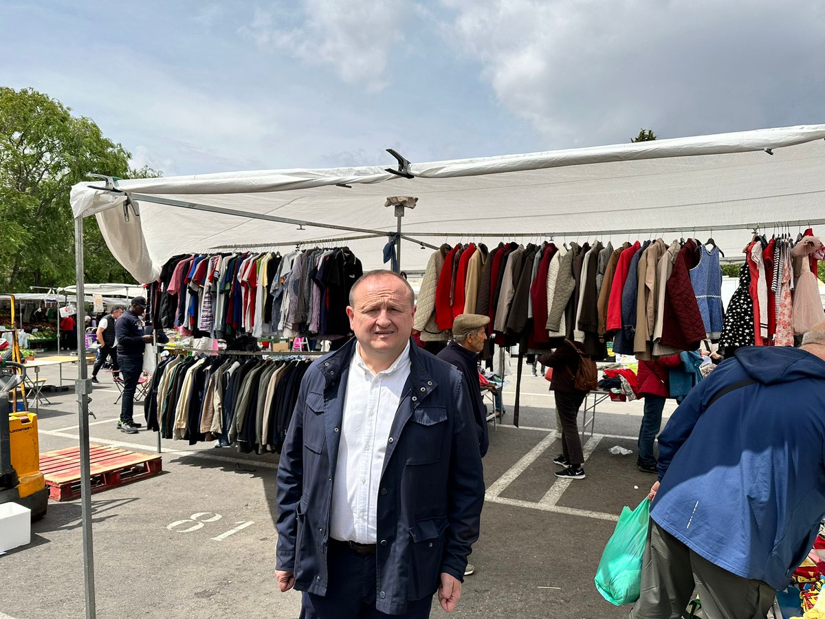 MARedondoR's tweet photo. Nunca en la historia del @MADRID se había trabajado tanto por los mercadillos como @begonavillacis:

- Madrid primera ciudad de España en abrir los mercadillos durante la pandemia

- Plan de mejora de mercadillos

- Tasa bonificada al 100% durante la pandemia. 

# VivaLaVilla https://t.co/PjCIHlnDGF
