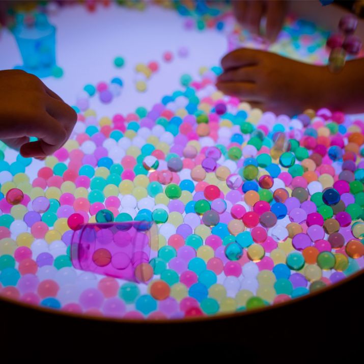 ¡Hola! ¡Nos las has pedido y aquí las tienes! 😘 Ya en Mumuchu perlas sensoriales, o bolas de gel sensoriales de colores y transparentes, para mesas de luz o bandejas de experimentación. 👏
► mumuchu.com/perlas-de-gel-…