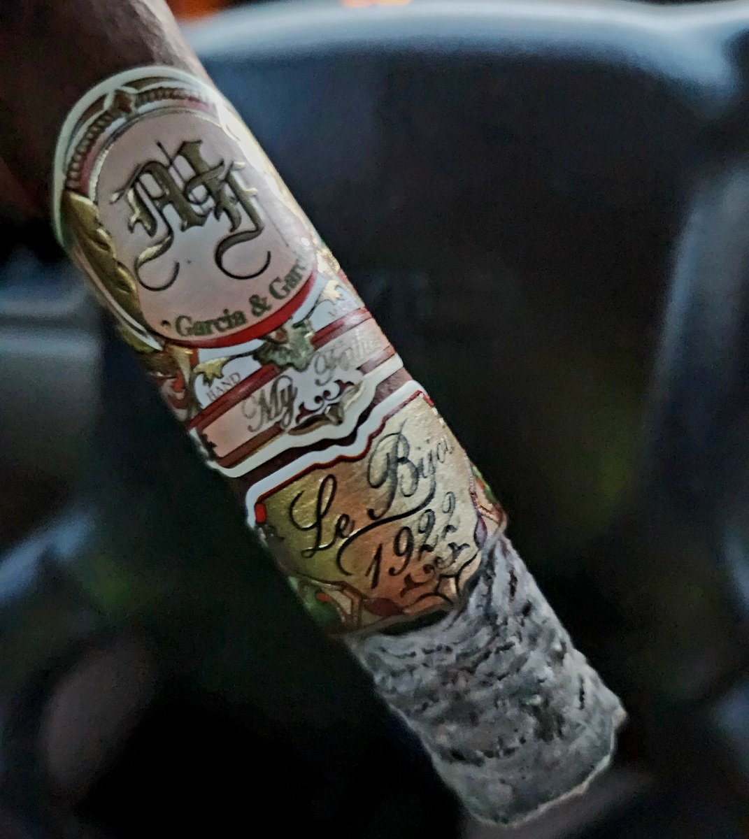 TheCigarKing1's tweet photo. Le Bijou Petit Robusto for the drive home from work this Tuesday morning.
#3rdshiftlife https://t.co/MAWxMjTOJ4