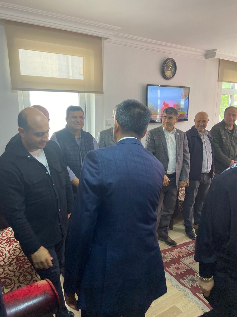 Emekli Uzman Jandarmalar Derneğini ziyaret ettim. Silah arkadaşlarıma konukseverlikleri için teşekkür ediyorum. 

Dün olduğu gibi Türkiye Yüzyılı’nda da bir ve beraber yürüme kararlılığındayız. 
<a href="/serefcayirtepe/">Şeref Çayırtepe</a>