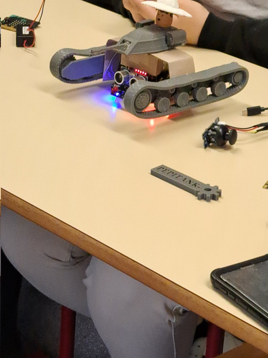 CCoulebeau's tweet image. Des élèves inventifs et motivés. De belles présentations lors de la journée #yeswecode de l académie d Orléans Tours. @Fond_CGenial @Drane_ot