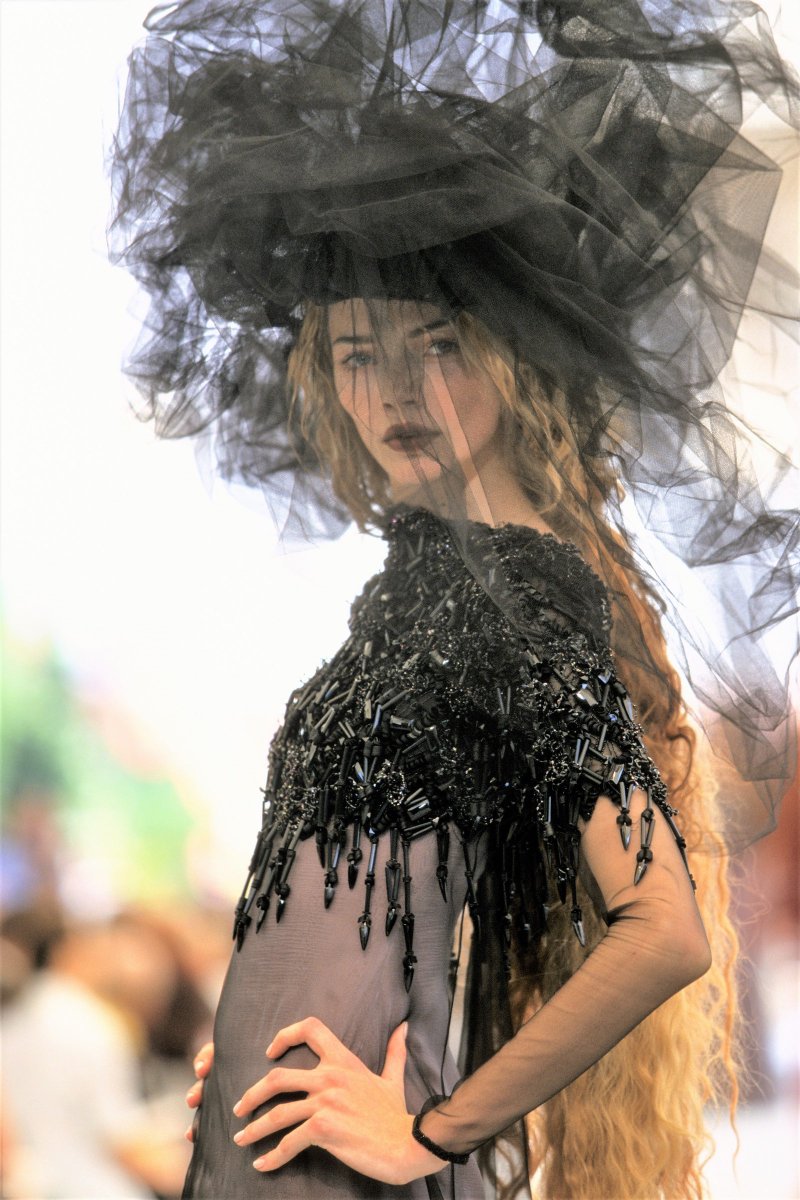 francarabias's tweet image. En la colección Otoño 1997 Alta Costura de @CHANEL #KarlLagerfeld recrea un universo de princesas y cuentos de hadas 👸🧚‍♀️👑🧚‍♀️🧚🧚‍♂️🧝‍♀️

Nueva entrada en mi #blogdemoda #EnlaZonaF

CHANEL, AÑOS 90 / (12) OTOÑO 1997 ALTA COSTURA enlazonaf.blogspot.com/2023/05/chanel…

#CHANEL #FranciscoCarabias