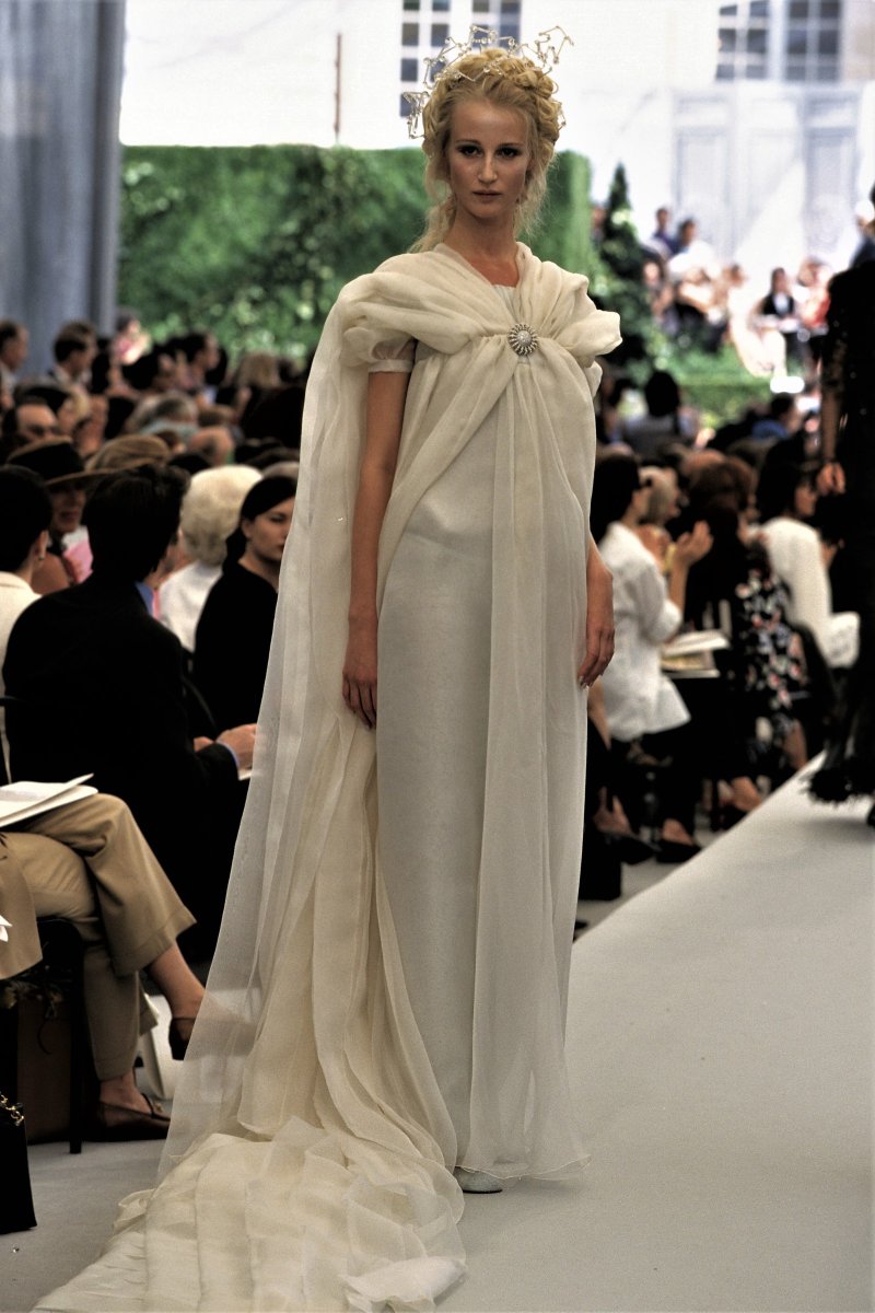 francarabias's tweet image. En la colección Otoño 1997 Alta Costura de @CHANEL #KarlLagerfeld recrea un universo de princesas y cuentos de hadas 👸🧚‍♀️👑🧚‍♀️🧚🧚‍♂️🧝‍♀️

Nueva entrada en mi #blogdemoda #EnlaZonaF

CHANEL, AÑOS 90 / (12) OTOÑO 1997 ALTA COSTURA enlazonaf.blogspot.com/2023/05/chanel…

#CHANEL #FranciscoCarabias