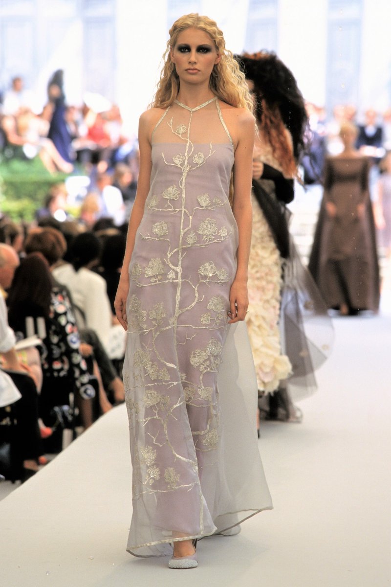 francarabias's tweet image. En la colección Otoño 1997 Alta Costura de @CHANEL #KarlLagerfeld recrea un universo de princesas y cuentos de hadas 👸🧚‍♀️👑🧚‍♀️🧚🧚‍♂️🧝‍♀️

Nueva entrada en mi #blogdemoda #EnlaZonaF

CHANEL, AÑOS 90 / (12) OTOÑO 1997 ALTA COSTURA enlazonaf.blogspot.com/2023/05/chanel…

#CHANEL #FranciscoCarabias