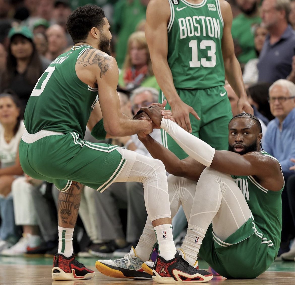 BriMarieD's tweet photo. Pick each other up &amp; let’s win tonight #Celtics #Bleedgreen https://t.co/fpw0Supi3C