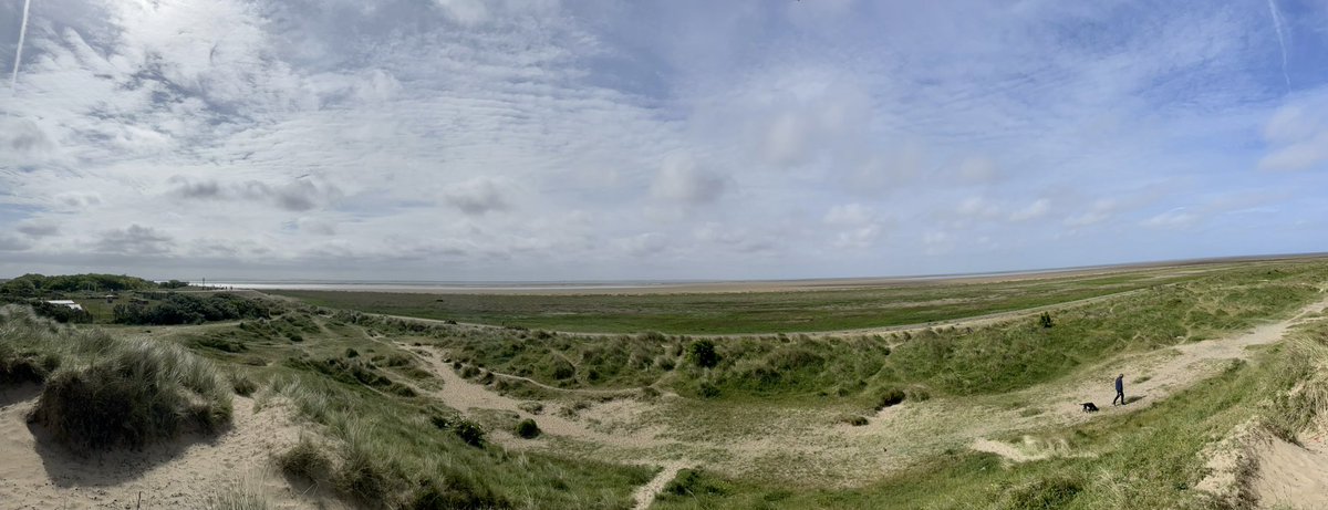 What a classroom! The mighty Ribble Estuary is eagerly awaiting @ashbridgeschool this afternoon, coastal formation, features and sea defences @CLOtC @LtL_News @healthy_headsEd @OutdoorClassDay #OutdoorLearning #GreatBritishSchoolTrip 
📷 Jo