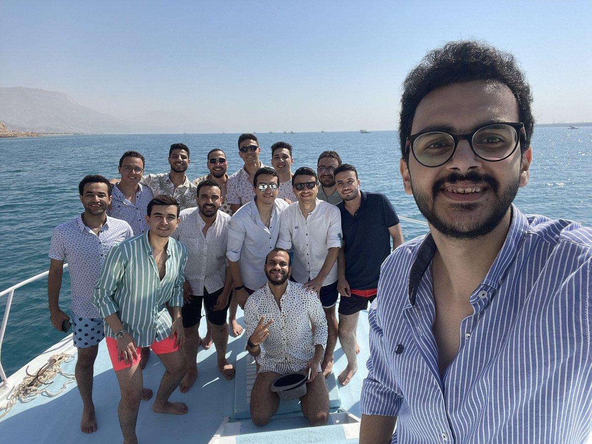 khaleddadell's tweet photo. اعظم حفلة تخرج في التاريخ، خدنا يخت في السخنه، ونزلنا المايه واكلنا، وعملنا تشيرتات ورقصنا، ولبسنا روب واتكرمنا من د. حمدي "صاحبنا عادي قشطه يعني" وعملنا حفلة تخرج من غير ما يكون موجود حد مش طايقينه ومكدرنا، واتحولنا للتحقيق بعدها، وده احسن يوم قضيته في يومياتي الجامعيه بجد♥️ https://t.co/Ar3i0X74J0