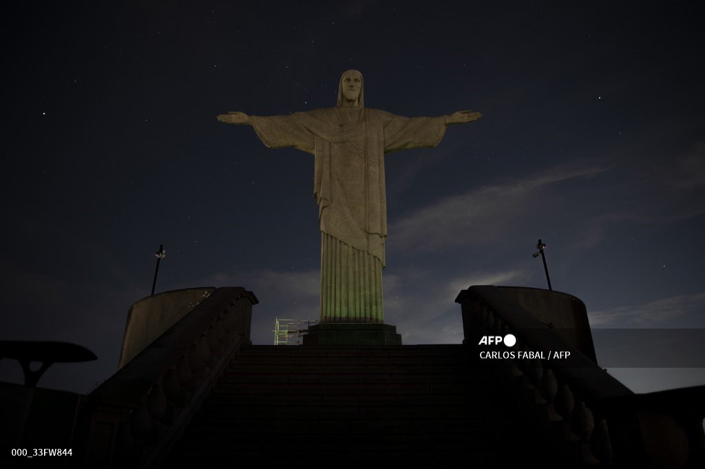 The Christ the Redeemer statue is seen without illumination to condemn racist acts against Brazilian footballer Vinicius Junior in Rio de Janeiro, Brazil.    📸 <a href="/Carlos_Fabal/">Carlo Fabal</a> #AFP