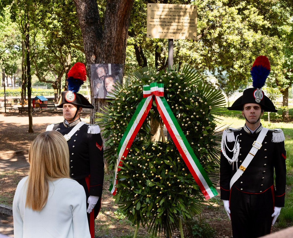 Oggi al Parco Falcone e Borsellino, a Roma, ho deposto una corona di alloro in memoria del giudice Falcone, della moglie Francesca Morvillo e degli agenti di scorta uccisi per mano mafiosa il 23 maggio 1992. 

A 31 anni dalla strage di Capaci, che coincide con la Giornata per la…