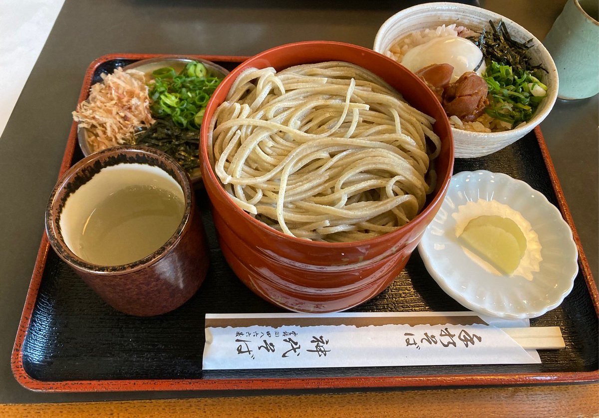 AZTiC_Team's tweet photo. 皆様お疲れ様です！
先日神代そばさんに行ってきました⸜🙌🏻⸝‍
私は初めて行きましたが、どうやら有名なお店の様で、観光客の方が沢山いらっしゃいました💭✨

麺は丁度いい硬さで、親子丼は温泉卵で鶏肉は柔らかく美味しかったです😊💞

おすすめのお蕎麦屋さんぜひ教えてください🫰🏻💗

みなみ🐈🐾 https://t.co/37RYf2d5Z7
