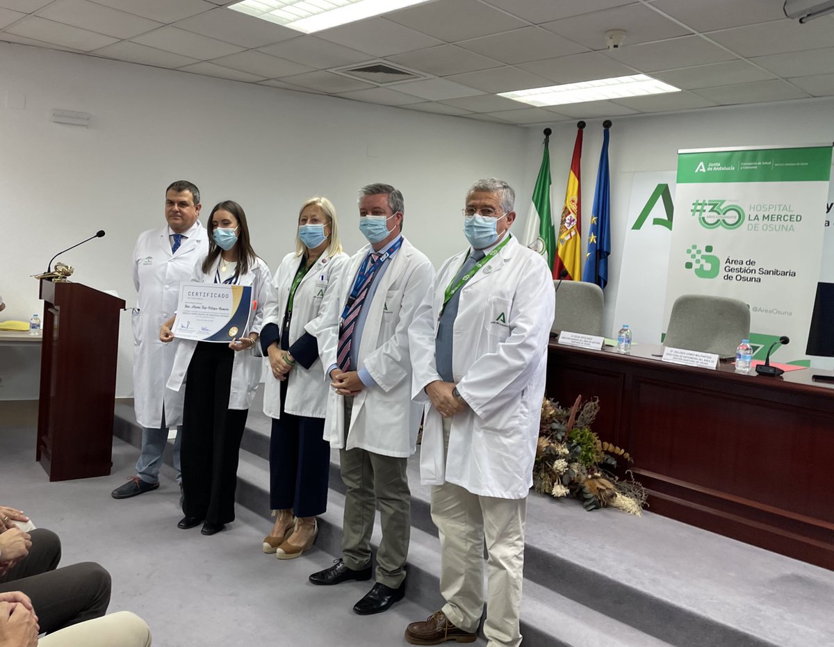 👩‍⚕️ Mª José Velasco, residente de Medicina Interna del Hospital de La Merced de #Osuna del @AreaOsuna 👉 Premio Excelencia a mejor expediente.

¡Enhorabuena! 

Acto despedida #EIR2023 

2/2
