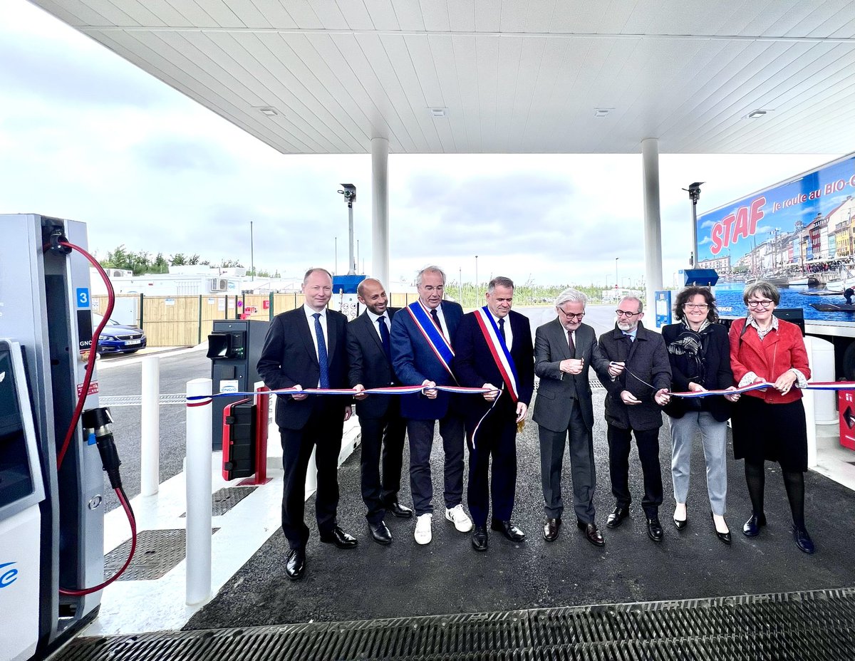 Inauguration de la nouvelle station multi-#énergies de @sigeif75 Mobilités à #Réau(77) en présence de @alainauzet, @jjguillet, JB Furia @ENGIEsolutions, A Ramillon @epasenart, @MichelBissonGPS. Cet équipement distribue du #gaz liquide #GNL et comprimé #GNC 100 % bio local.