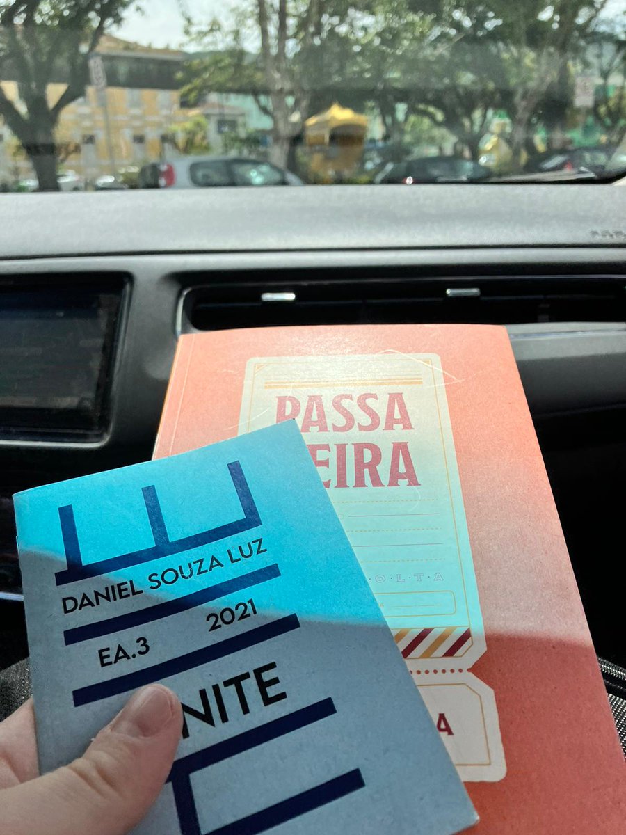 O dia que o <a href="/tiago_augusto/">Tiago Barreiro</a> foi viajar e levou meu livro e a da <a href="/soul_de_lua/">Lua Ferreira</a> para ler. Que honra.