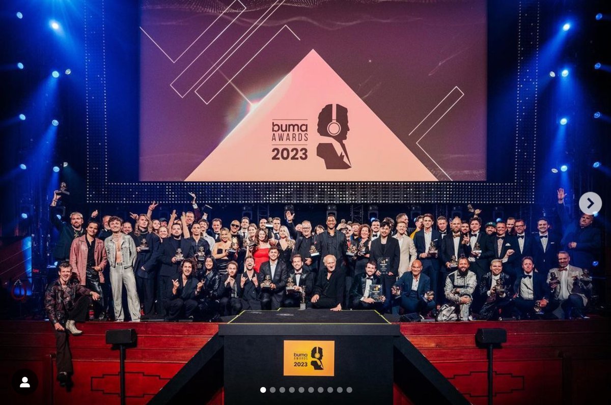 Gisterenavond mocht ik in Koninklijk Theater Tuschinski uit handen van twee vrolijk zingende dochters een Buma Lifetime Achievement Award ontvangen. Een in een muzieksleutel gedrapeerde bronzen muze. Om in het theater te komen ... tinyurl.com/358cwvdy