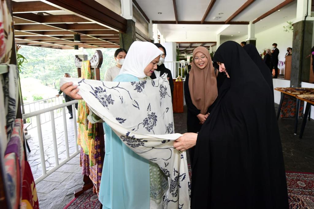 jokowi's tweet photo. Ibu Negara menyambut kedatangan Ibu Negara Republik Islam Iran, Madam Jamileh Alamolhoda di Kebun Raya Bogor. Madam Jamileh datang mendampingi suami, Presiden Seyyed Ebrahim Raisi yang tengah melawat ke Indonesia. https://t.co/50QHXCjhPp