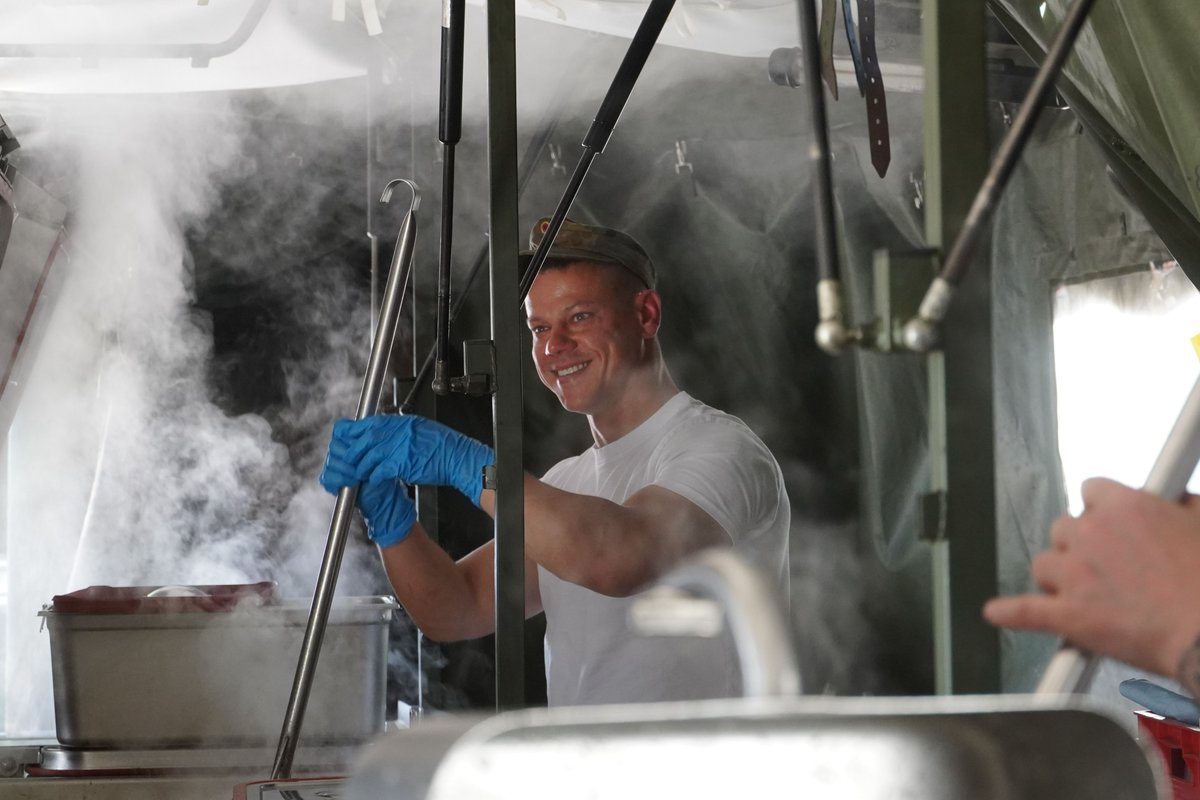 Bei der #NATO-Zertifizierungsübung #IronWolf bietet der Feldküchentrupp der #eFP Battlegroup in Litauen eine Abwechslung zu den Einpersonenpackungen. Mit der Feldküche wurden am Tag 1.400 Portionen für die Soldatinnen und Soldaten der #BundeswehrimEinsatz zubereitet.