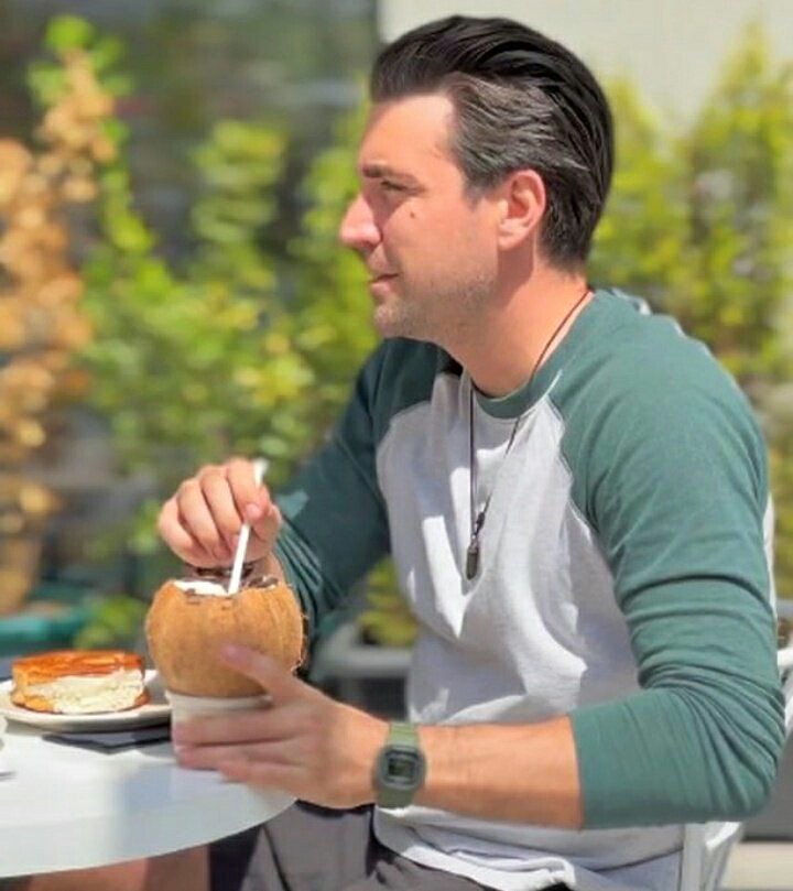 Turgut Kurak mustaches are gone...
Yağiz Egemen hair loading... ⏳

#ÇağlarErtuğrul enjoying a coconut latte at Demitasse, Izmir 💚