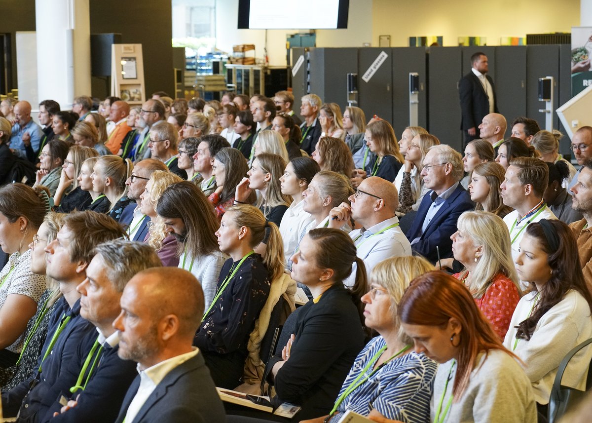 Formiddagens første panel bestod af forperson for
<a href="/DanskPsykologF/">Dansk Psykolog Forening</a>, Eva Secher Mathiasen, psykolog og forfatter <a href="/BechGlenn/">Glenn Bech</a>, ungdomsforsker Jens Christian Nielsen og student og afholder af workshops Madeleine Rørbye diskuterer trivsel med <a href="/Peter_Mogensen/">Peter Mogensen</a>. #dkpol <a href="/Deloitte/">Deloitte</a>
