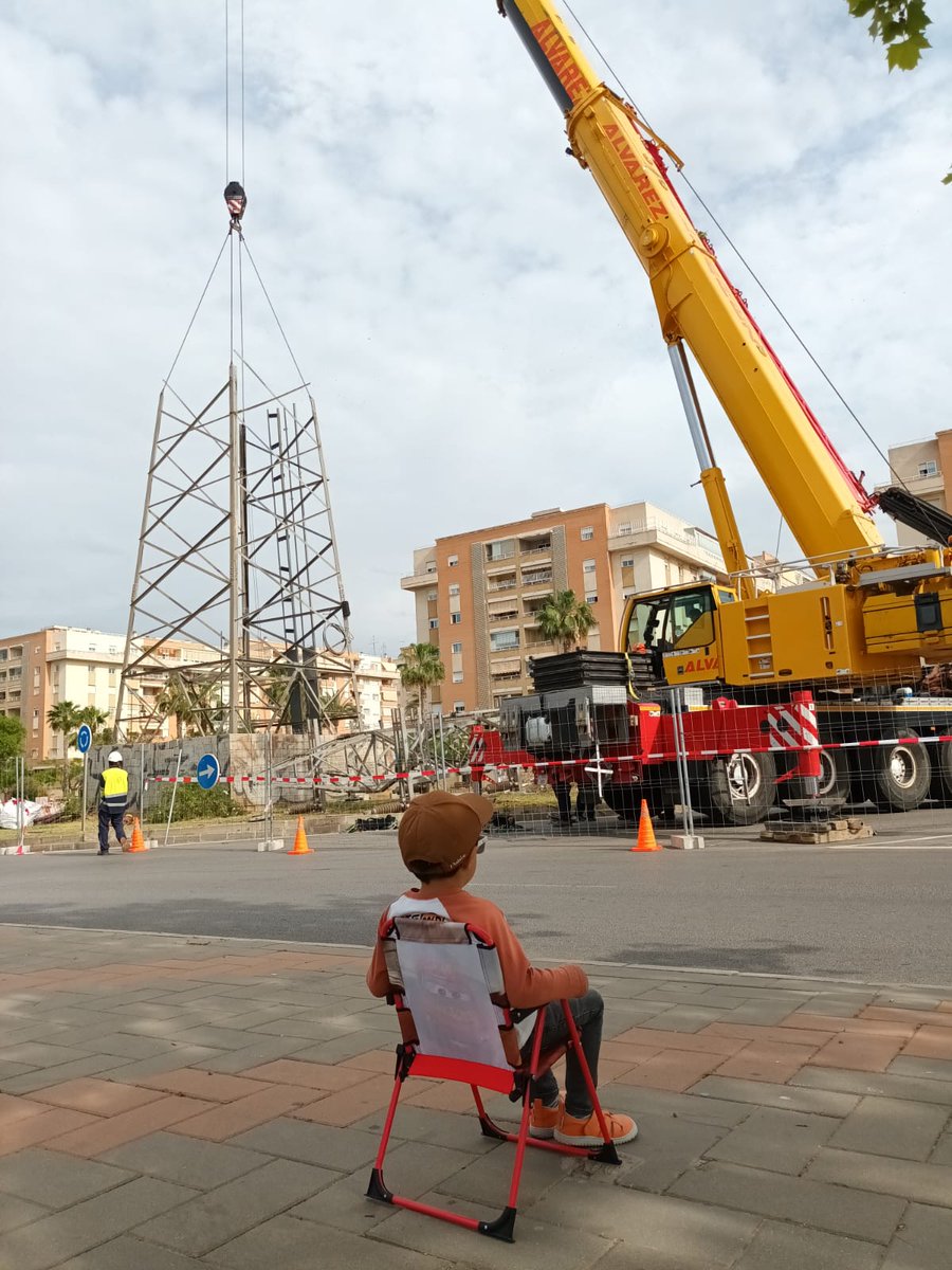 Endesa's tweet photo. Este es Pablo, un niño de Málaga de 4 años que camino al cole quedó encantado con la grúa de nuestros compañeros de #edistribución.

A los pocos días, ¡volvió con tapones para los oídos y su propia silla para no perderse el más mínimo detalle! Incluso les dedicó este dibujo. 👇🏻 https://t.co/zoAg9ryIHW